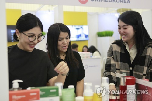 资料图片：大韩贸易投资振兴公社在哈萨克斯坦推销韩妆产品。 韩联社