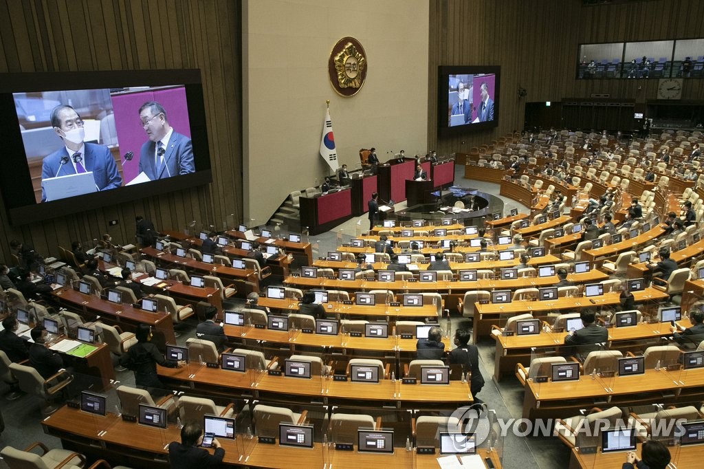资料图片：9月21日，在国会，国务总理韩悳洙出席问政会接受质询。图为问政会现场。 韩联社/联合采访团