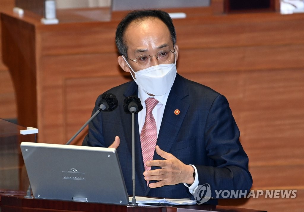 9月21日，在韩国国会，副总理兼企划财政部长官秋庆镐在国会问政会上发言。 韩联社