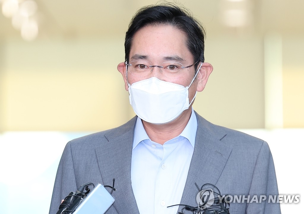 9月21日，在金浦机场，三星电子副会长李在镕下机后接受媒体采访。 韩联社