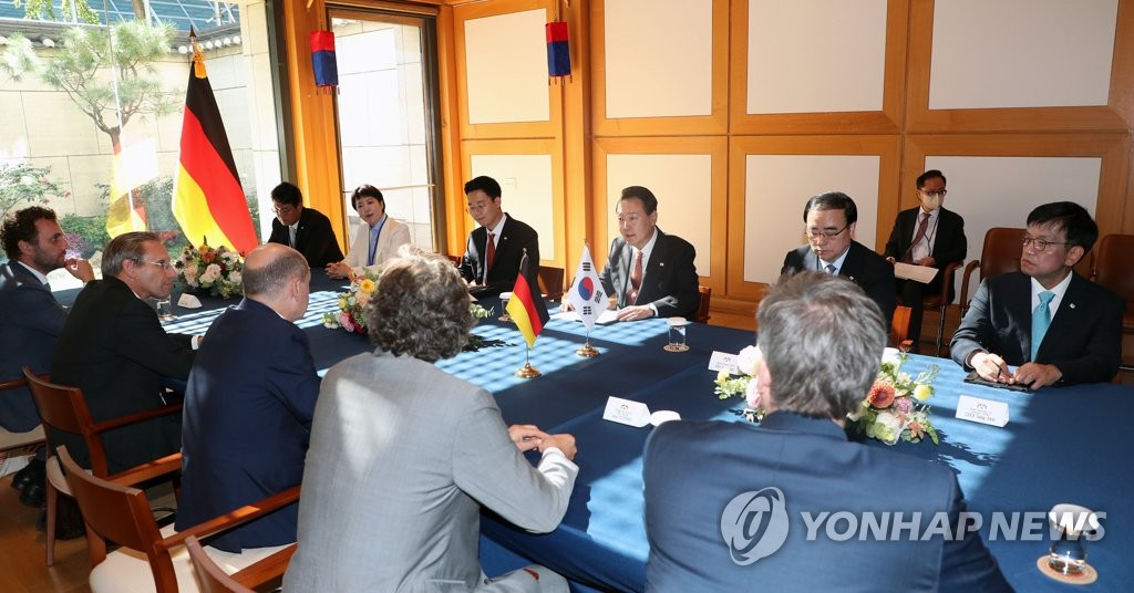 当地时间9月21日，在美国纽约的韩国常驻联合国代表部，韩国总统尹锡悦（右排右三）与德国总理奥拉夫·朔尔茨（左排左三）举行首脑会谈。 韩联社
