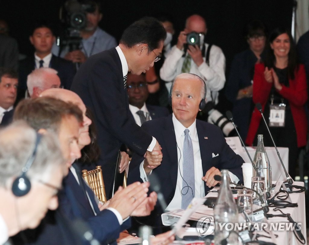 资料图片：2022年9月，在纽约举行的全球基金第七次增资会议上，岸田文雄（居中左）与拜登（居中右）握手。 韩联社