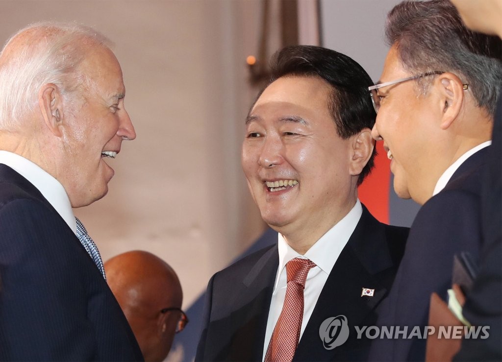 当地时间9月21日，在美国纽约的某大厦，韩国总统尹锡悦（中）和美国总统拜登（左）在全球基金第七次充资大会结束后交谈。 韩联社