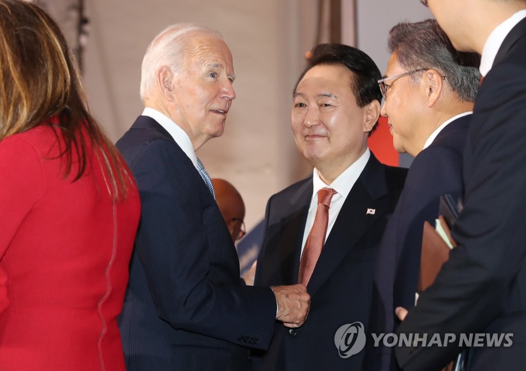 当地时间9月21日，在美国纽约的某大厦，韩国总统尹锡悦（右三）和美国总统拜登（左二）在全球基金第七次充资大会结束后交谈。 韩联社