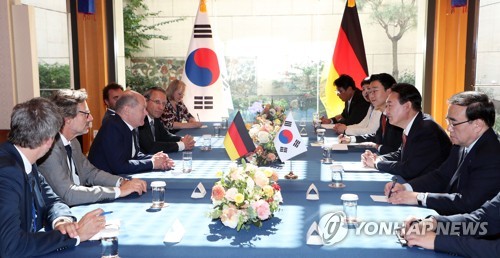 资料图片：当地时间2022年9月21日，在位于美国纽约的韩国驻联合国代表部，韩国总统尹锡悦（右排右二）和德国总理朔尔茨（左排左三）举行会谈。 韩联社