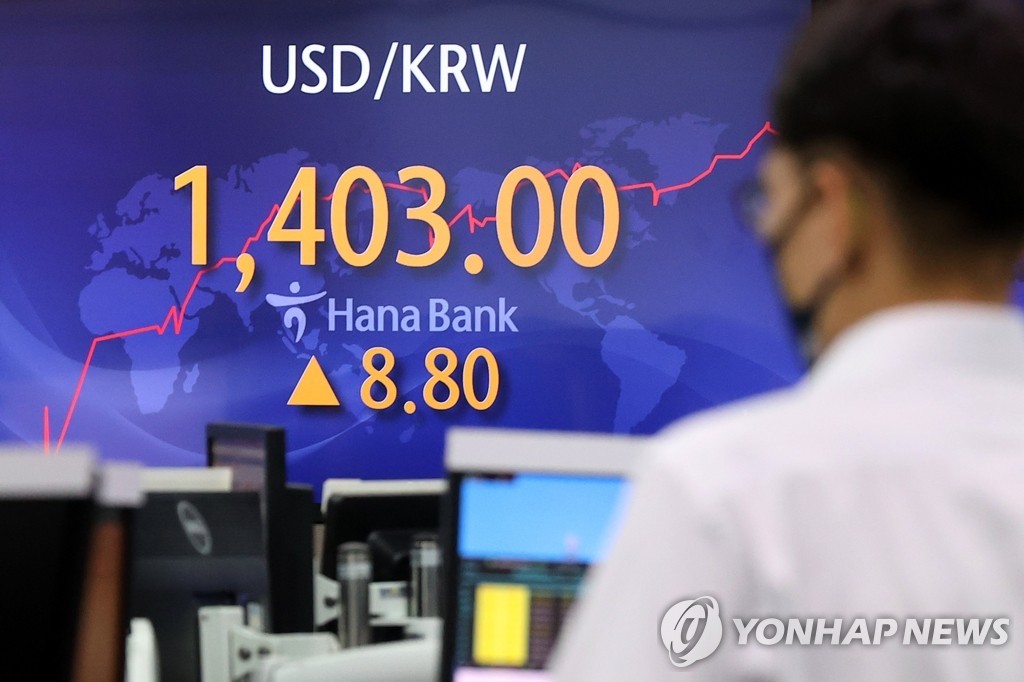 9月22日，在首尔市中区的韩亚银行，大屏幕实时显示韩元对美元汇率。 韩联社