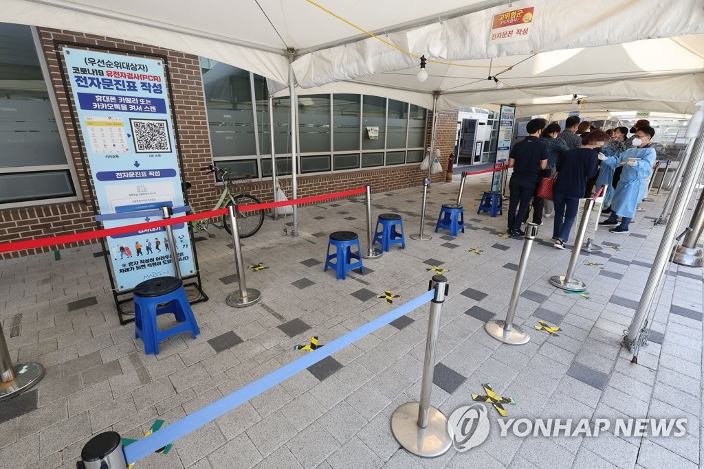 资料图片：排队待检的市民。 韩联社