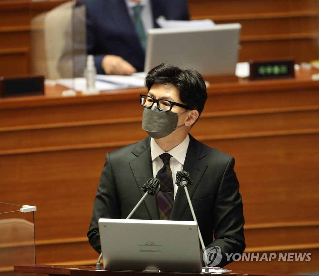 9月22日，在国会，法务部长官韩东勋代表政府接受国会对政府质询。 韩联社/国会摄影记者团