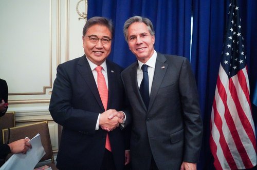 资料图片：韩国外交部长官朴振（左）和美国国务卿安东尼·布林肯 韩国外交部供图（图片严禁转载复制）