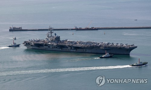 资料图片：9月23日，由美国海军“罗纳德·里根”号核动力航母（CVN-76）率领的战斗群停靠釜山作战基地。“里根”号航母此行旨在加深韩美海军合作，并参与海上联演。 韩联社