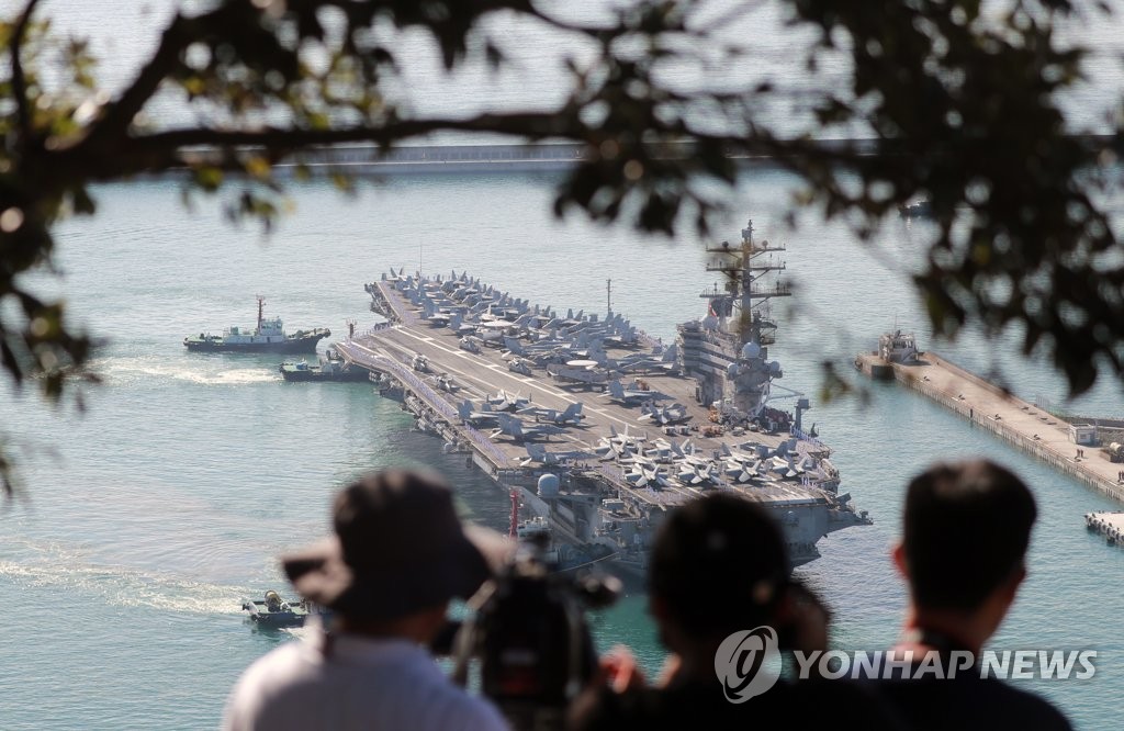 9月23日上午，美国“里根”号核动力航母（CVN-76）战斗群驶入釜山海军作战基地。 韩联社