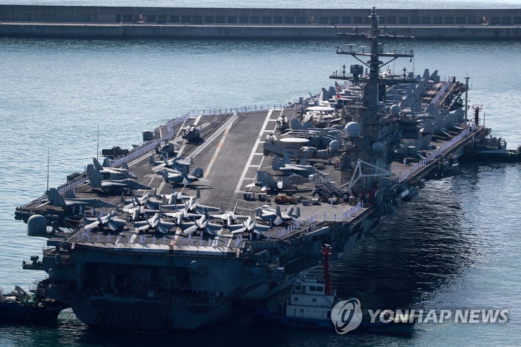 资料图片：9月23日，美国海军“罗纳德·里根”号核动力航母（CVN-76）率领的战斗群停靠在釜山市南区的海军作战司令部基地。 韩联社