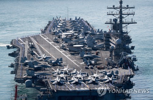 9月23日，美国海军“罗纳德·里根”号核动力航母（CVN-76）率领的战斗群停靠在釜山市南区的海军作战司令部基地。图为战机停在“里根”号甲板上。 韩联社/联合摄影团