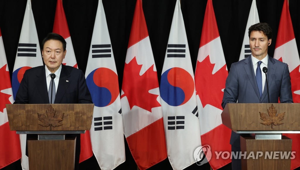当地时间9月23日，在加拿大渥太华，韩国总统尹锡悦（左）和加拿大总理特鲁多举行会谈后共同会见记者。 韩联社