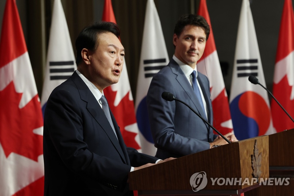 资料图片：当地时间9月23日，在加拿大渥太华，韩国总统尹锡悦（左）和加拿大总理贾斯廷·特鲁多在结束会谈后共同会见记者。 韩联社