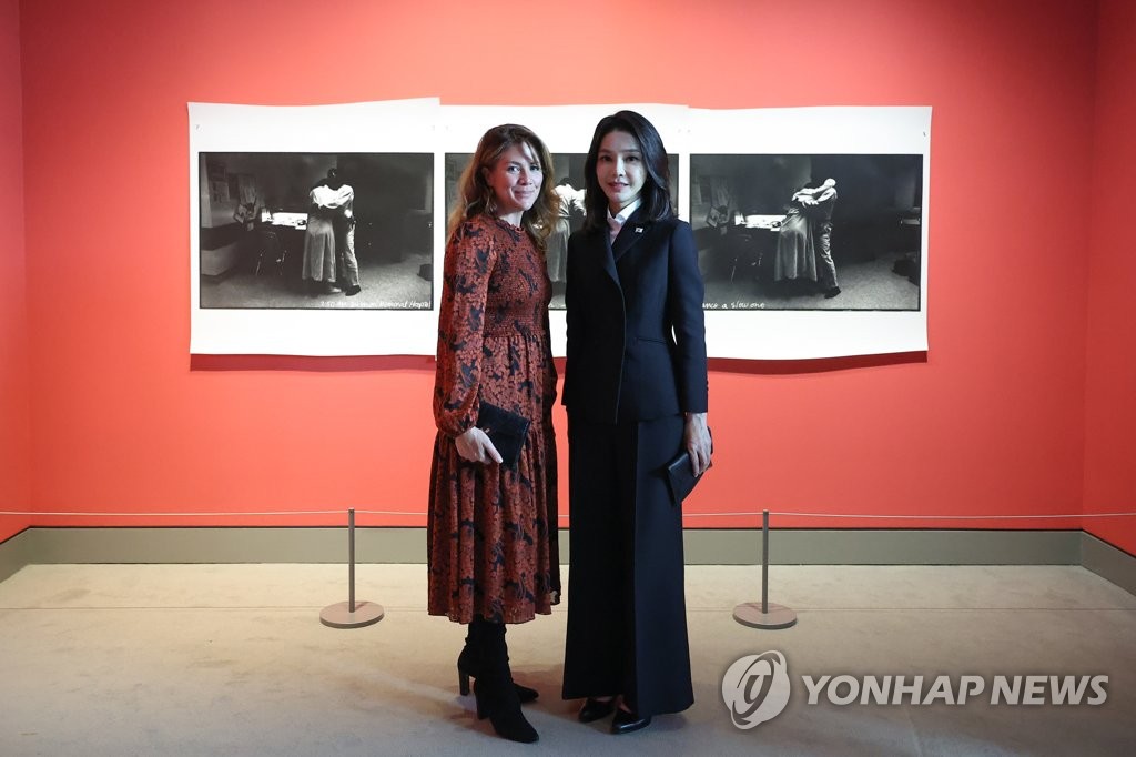 韩加第一夫人参观加国立美术馆