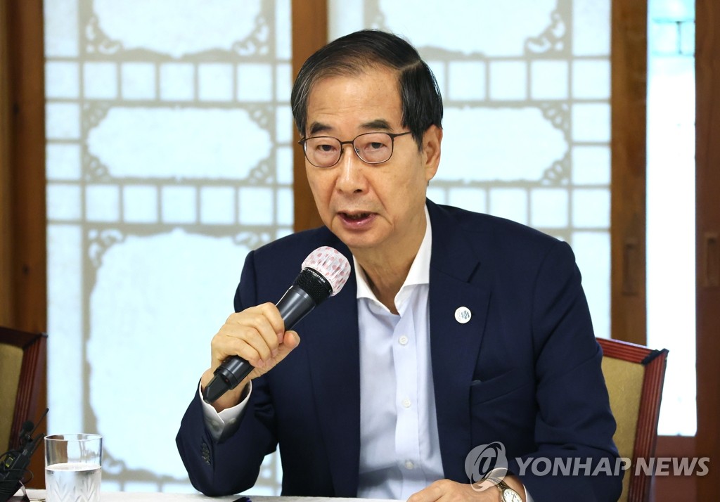 资料图片：9月25日，高层党政协议机制会议在位于首尔市钟路区的总理公馆举行。图为韩国国务总理韩悳洙发言。 韩联社
