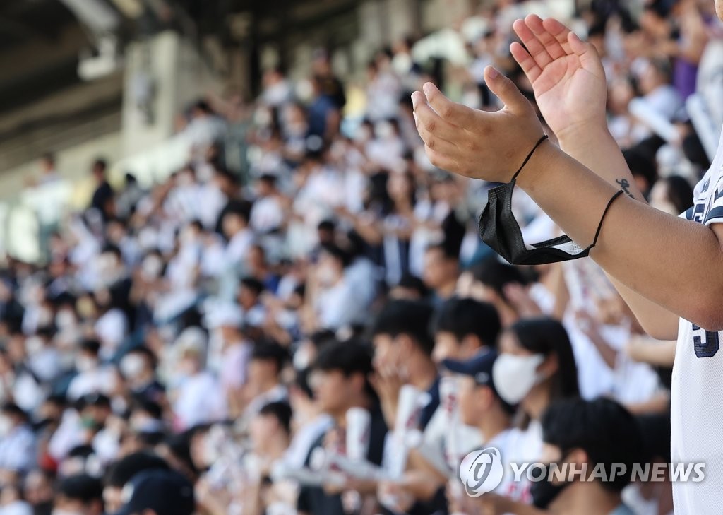 资料图片：观众参观职业棒球赛事。 韩联社