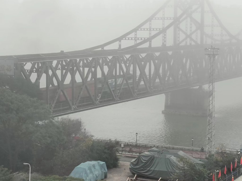 资料图片：当地时间9月26日，在朝中友谊桥，一列货列从中国丹东驶往朝鲜新义州。 韩联社