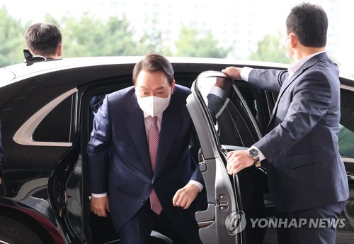 9月26日，韩国总统尹锡悦步入龙山总统府。 韩联社