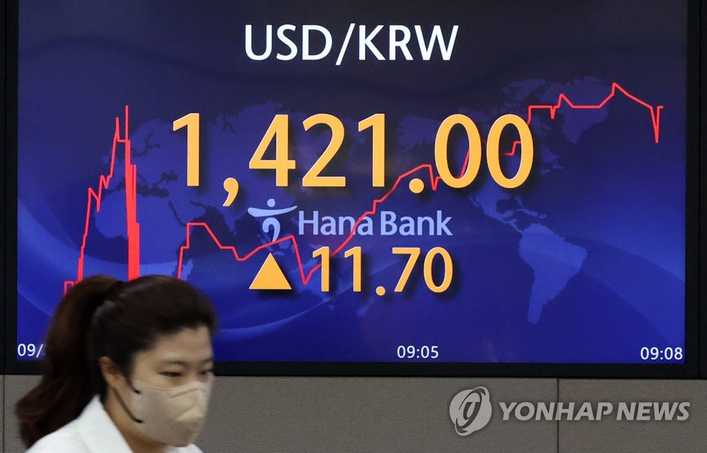 9月26日，位于首尔中区的韩亚银行总行交易厅大型屏幕显示韩元对美元汇率。 韩联社