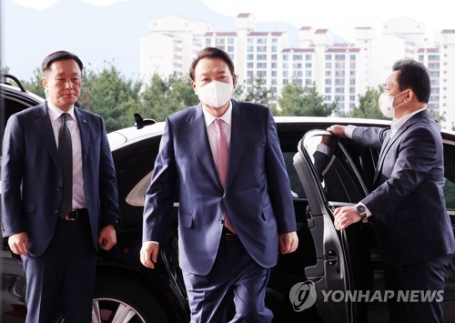 资料图片：9月26日，在龙山总统府，尹锡悦（中）步入大楼。 韩联社