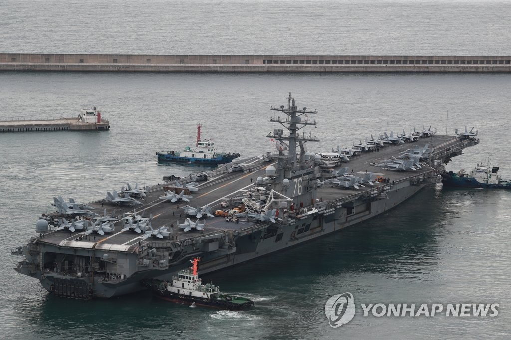 资料图片：2022年9月26日，在韩国釜山作战基地，美国“里根”号核动力航母（CVN-76）启程前往韩美联演地点。韩美海军从26日至29日在韩半岛东部海域实施联合演练。 韩联社