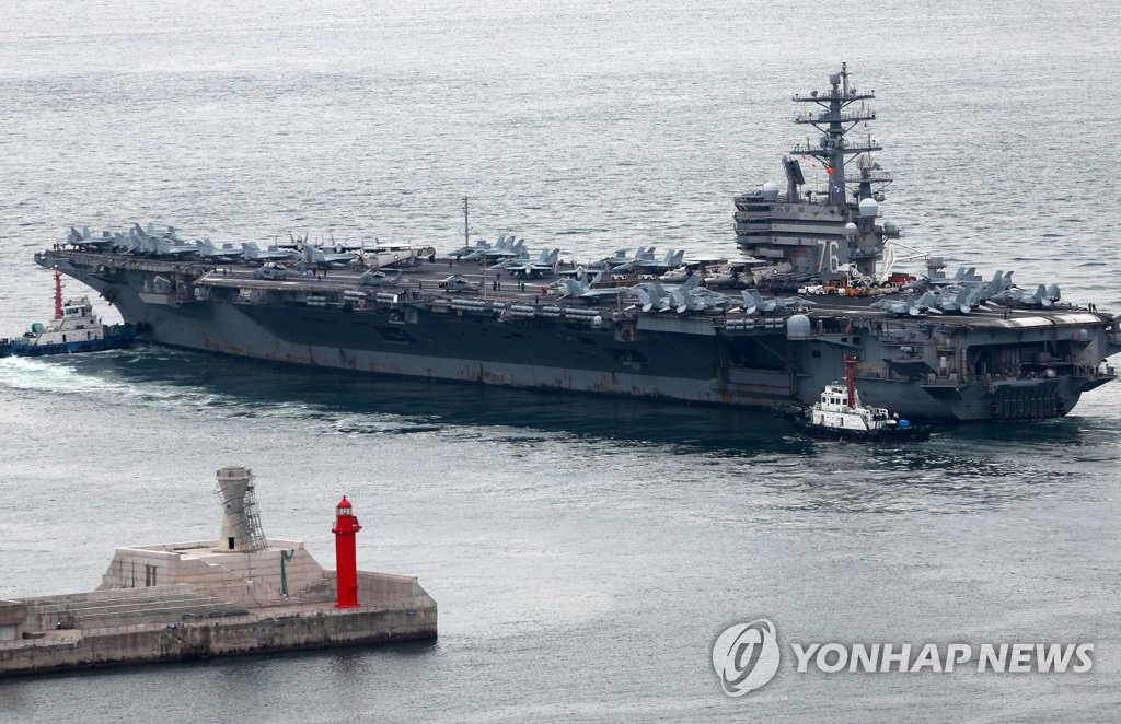 资料图片：9月26日，在韩国釜山作战基地，美国“里根”号核动力航母（CVN-76）启程前往韩美联演地点。韩美海军从26日至29日在韩半岛东部海域实施联合演习。 韩联社
