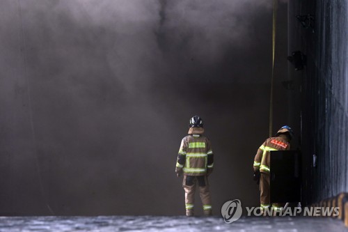 9月26日，在位于大田市儒城区龙山洞的现代奥特莱斯购物中心，消防队员准备开展搜救工作。 韩联社