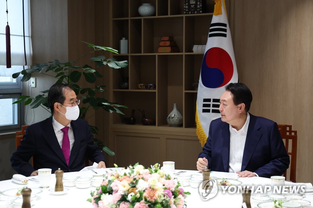 9月26日，在首尔龙山总统府，尹锡悦（右）和韩悳洙开每周例会。 韩联社