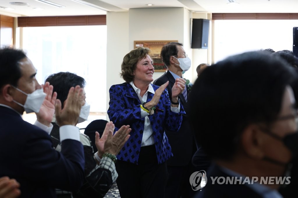 9月26日下午，在韩国新闻中心，苏珊娜·肖尔特（左三）在第19届北韩自由周开幕式上向朝鲜难民鼓掌。 韩联社