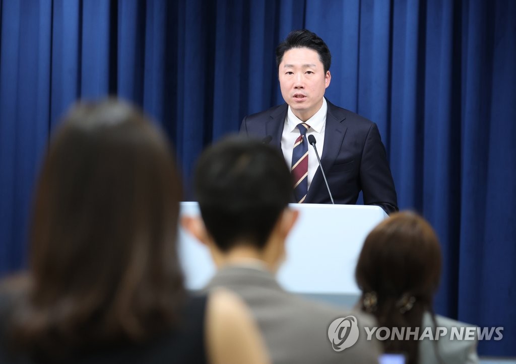 9月26日，在首尔龙山总统府，总统室副发言人李宰明举行记者会。 韩联社