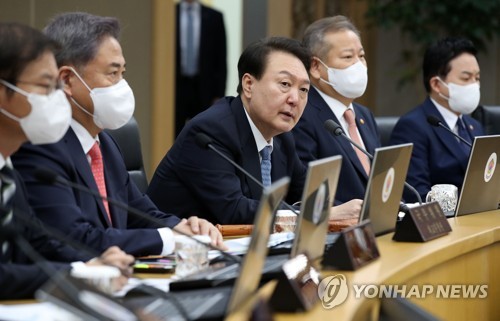 9月27日，在中央政府世宗办公楼，尹锡悦（左三）主持召开国务会议。 韩联社