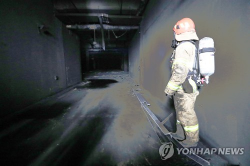 图为大田现代奥特莱斯购物中心火灾发生现场，摄于9月27日。 韩联社