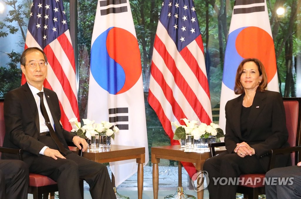 9月27日，在日本东京，韩国国务总理韩悳洙（左）与美国副总统卡玛拉·哈里斯举行会谈。 韩联社/韩国总理室供图（图片严禁转载复制）