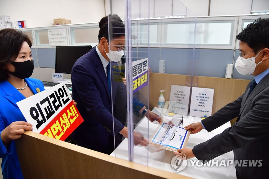 9月27日，最大在野党共同民主党向国会提交关于罢免外长朴振的建议案。 韩联社