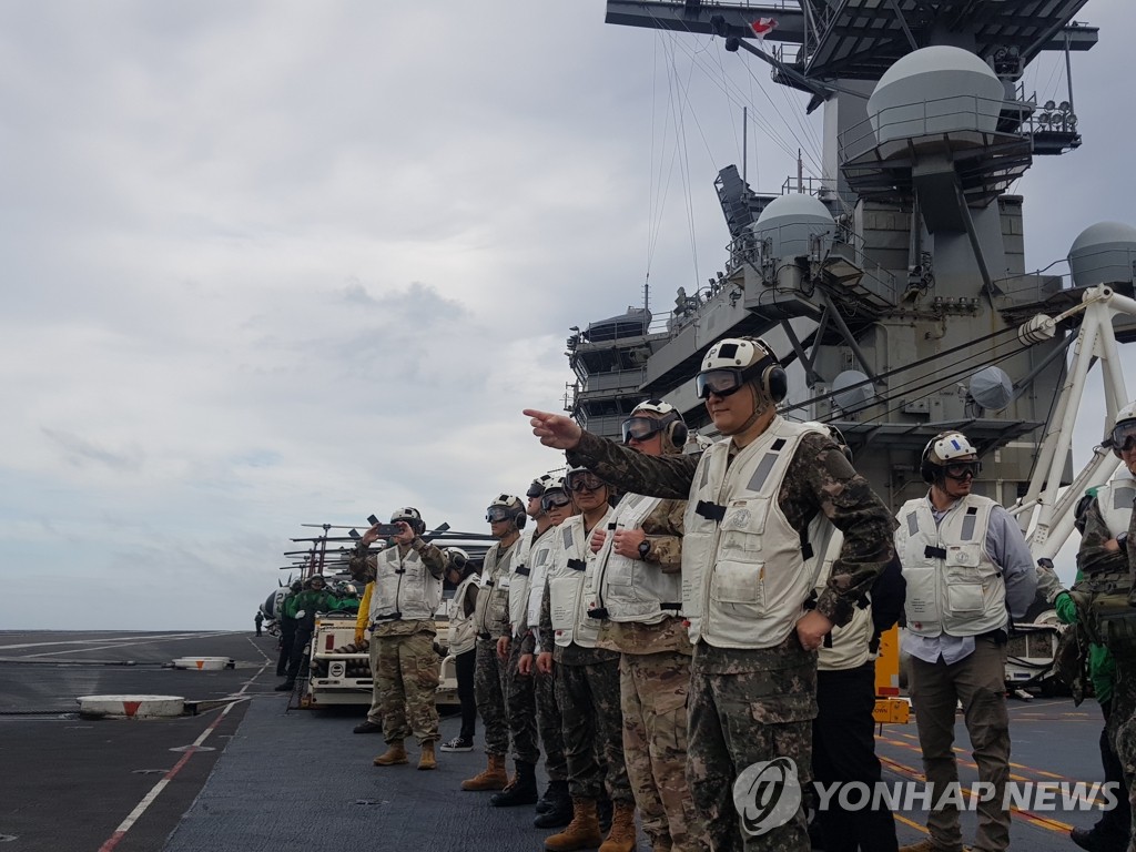 韩联参议长与驻韩美军司令登舰接受联演报告
