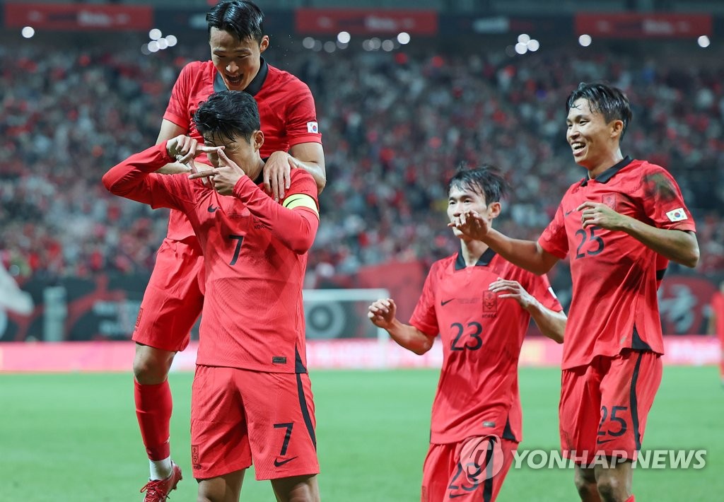 9月27日下午，在首尔市麻浦区首尔世界杯体育场，韩国男足与喀麦隆队进行热身赛。图为孙兴慜（7号球衣）在头球破门拔得头筹后，与队友们共庆进球。 韩联社