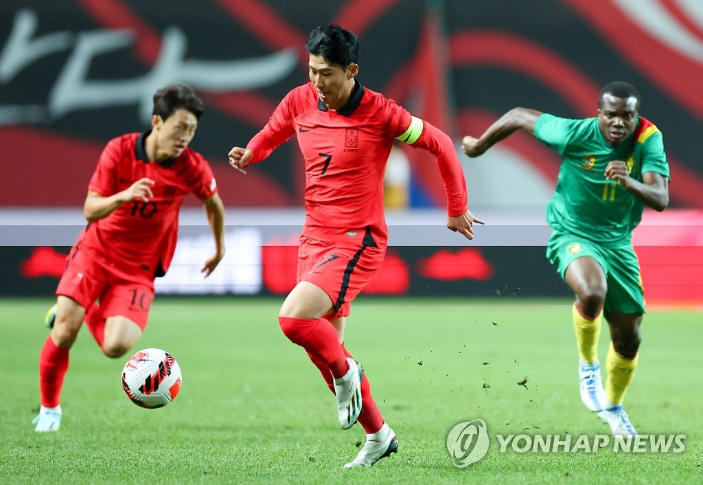9月27日下午，在首尔市麻浦区首尔世界杯体育场，韩国男足与喀麦隆队进行热身赛。图为孙兴慜（7号球衣）带球进攻。 韩联社