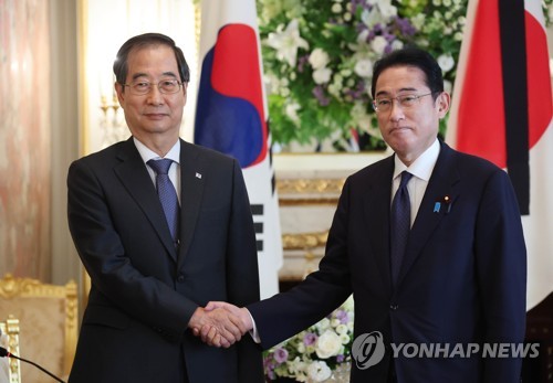 9月28日，在日本东京的赤坂离宫，韩国国务总理韩悳洙（左）拜会日本首相岸田文雄。 韩联社