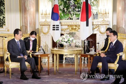9月28日，在日本东京的赤坂离宫，韩国国务总理韩悳洙（前排左）拜会日本首相岸田文雄（前排右）。 韩联社