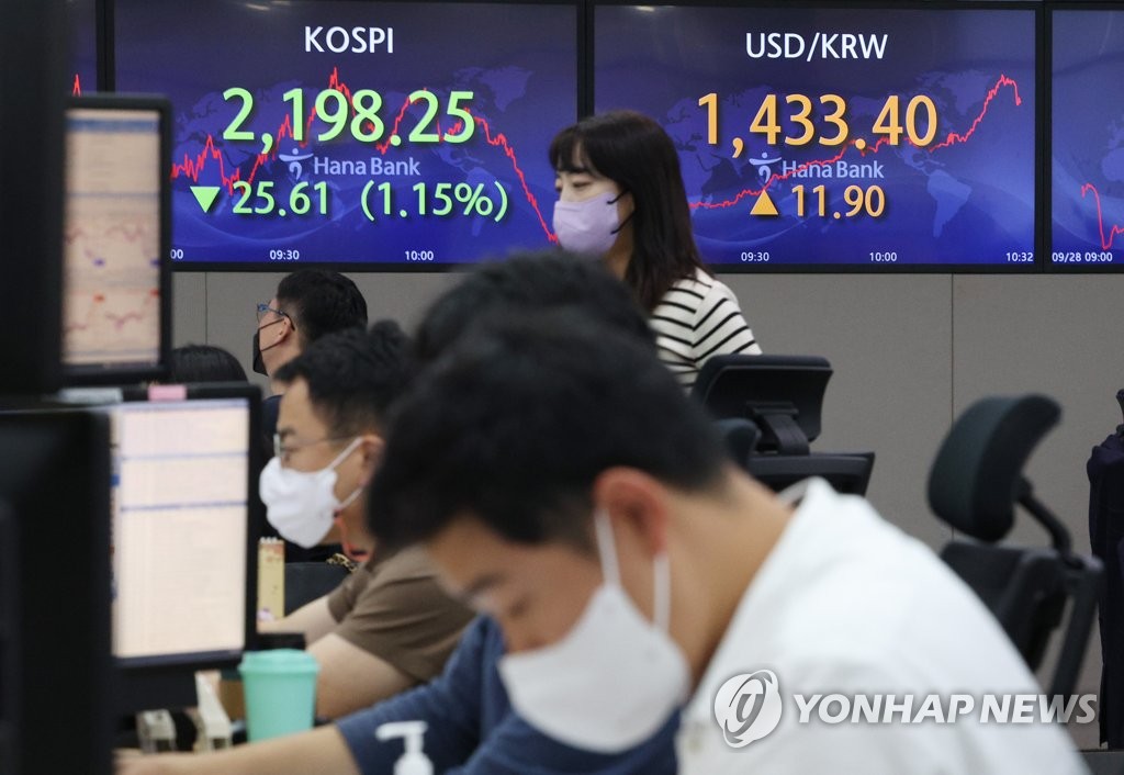 9月28日，在首尔中区的韩亚银行交易大厅，大屏幕显示实时股指。 韩联社