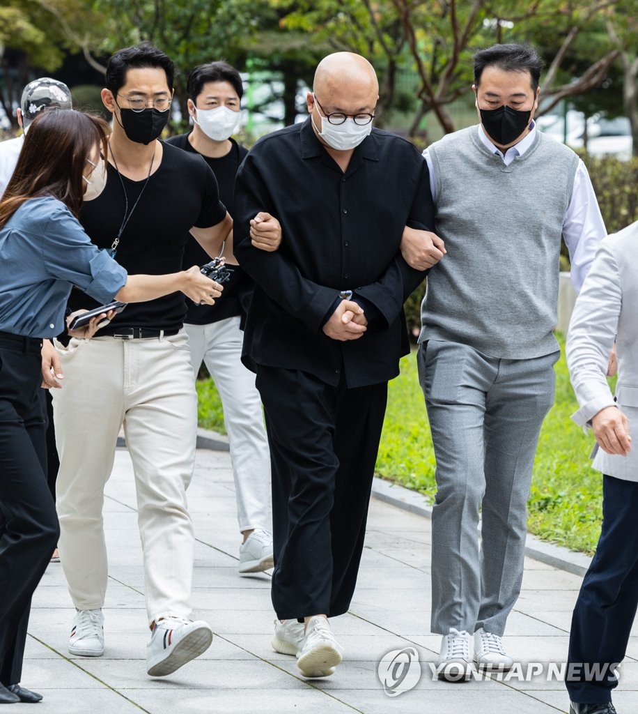 9月28日，在首尔北部地方法院，韩国知名流行音乐作曲家Don Spike（前排左三）走向法庭。Don Spike涉嫌吸毒，当天出庭接受逮捕必要性审查。 韩联社