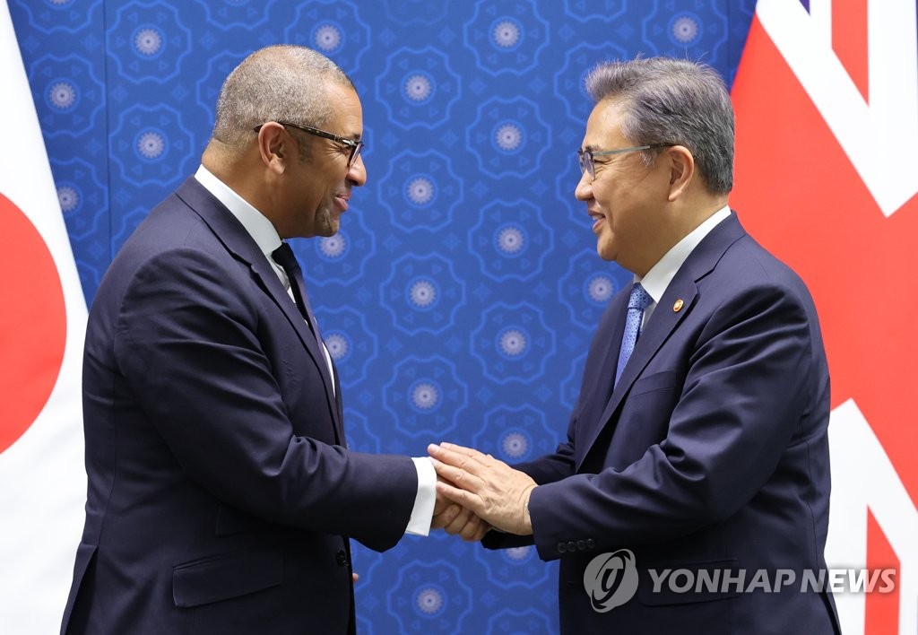 9月28日，在韩国中央政府首尔办公大楼，韩国外交部长官朴振（右）与英国外交发展大臣詹姆斯·克莱弗利进行战略对话。 韩联社