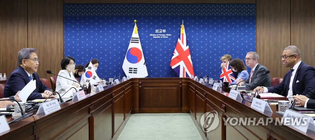 9月28日，在韩国中央政府首尔办公大楼，韩国外交部长官朴振（左排左二）与英国外交发展大臣詹姆斯·克莱弗利（右排右二）进行战略对话。 韩联社