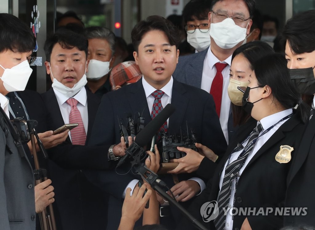 资料图片：9月28日，在首尔市阳川区的首尔南部地方法院，李俊锡答记者问。 韩联社