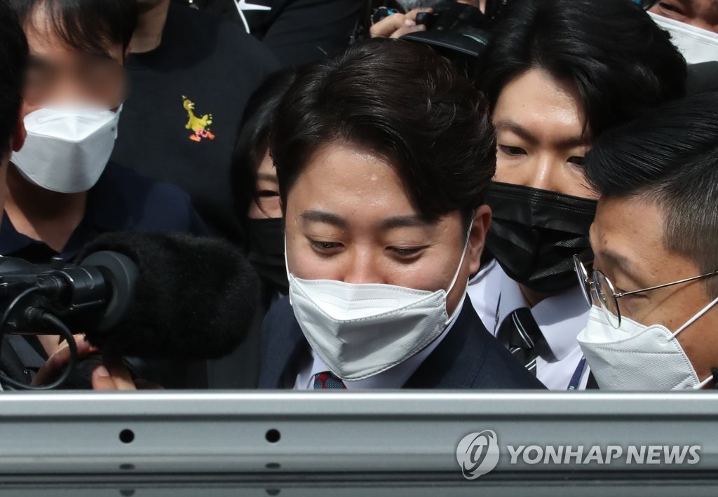 资料图片：9月28日，在首尔市阳川区的首尔南部地方法院，李俊锡走出法院答记者问。 韩联社/国会摄影记者团供图（图片严禁转载复制）