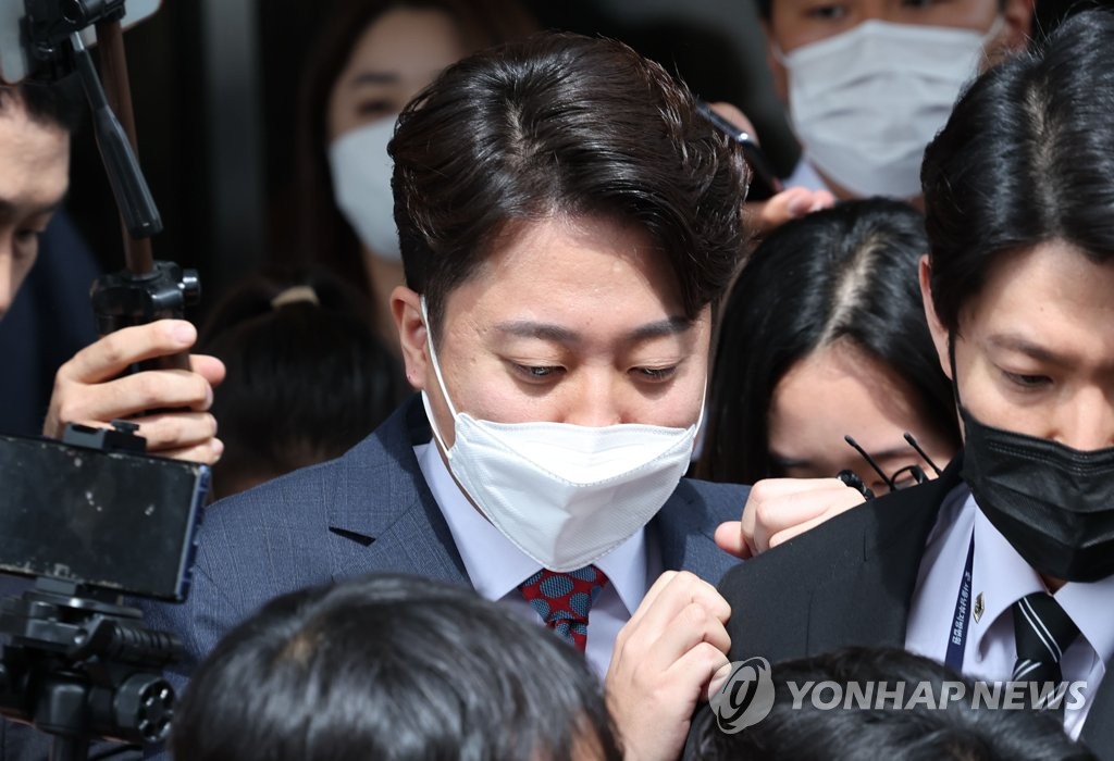 资料图片：9月28日，在首尔市阳川区的首尔南部地方法院，李俊锡被记者包围。 韩联社/国会摄影记者团