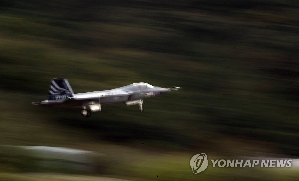 资料图片：2022年9月28日，在庆尚南道泗川市，韩国自主研制的超音速战机“猎鹰”（KF-21）准备降落。 韩联社
