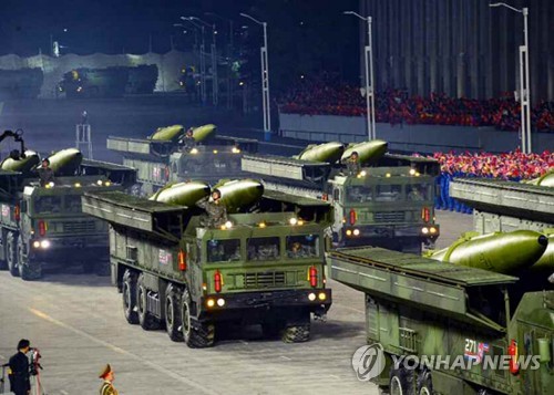 资料图片：2021年1月，朝中社报道称，朝鲜为纪念劳动党八大举行阅兵式，并公开“朝版伊斯坎德尔”KN-23弹道导弹的改良版。 韩联社/朝中社（图片仅限韩国国内使用，严禁转载复制）